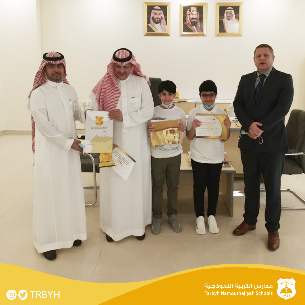 تكريم الطلاب والطالبات المتفوقين وأولياء أمورهم